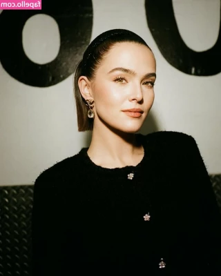Zoey Deutch [ zoey-deutch-1 ] - Mind if I wear just this tonight