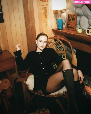 Zoey Deutch [ zoey-deutch-1 ] - Spoil me for a lap dance