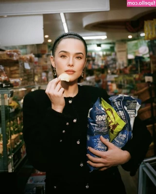 Zoey Deutch [ zoey-deutch-1 ] - I'm a little dust bunny 🐰 can I bounce on your cock? 💜