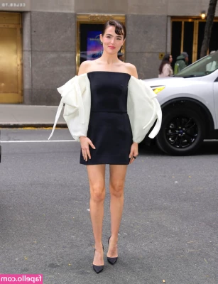 Zoey Deutch [ zoey-deutch-1 ] - Maybe one of the rare lady pregnant front view photos posted  Last of