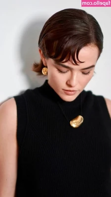 Zoey Deutch [ zoey-deutch-1 ] - It s 7am  guests have been up since 615a  and the house is already