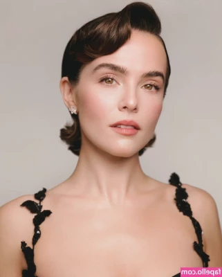 Zoey Deutch [ zoey-deutch-1 ] - Do you wanna have a taste?