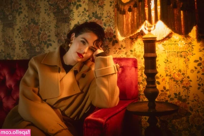 Zoey Deutch [ zoey-deutch-1 ] - Lie down, relax, and let me take care of