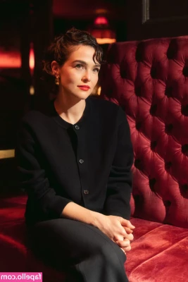 Zoey Deutch [ zoey-deutch-1 ] - Rainy day is also cum day ⛈️💦. This time in my bathroom. Wanna