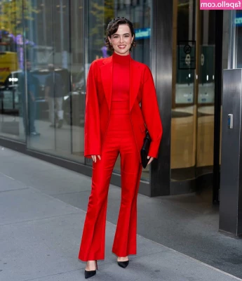 Zoey Deutch [ zoey-deutch-1 ] - my ass is out of this world