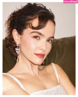 Zoey Deutch [ zoey-deutch-1 ] - Wanna see more  puppy  Why don t you go open the message I sent you