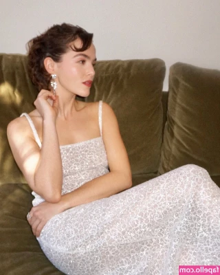 Zoey Deutch [ zoey-deutch-1 ] - De otro ángulo con mejor iluminación Qué tal