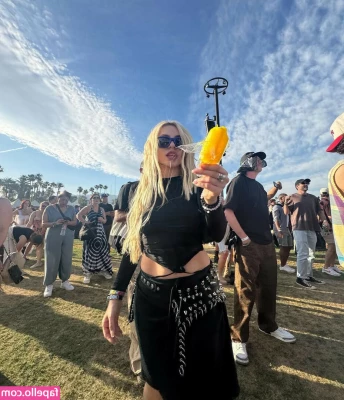 Ava Max [ ava-max ] - in bed use me