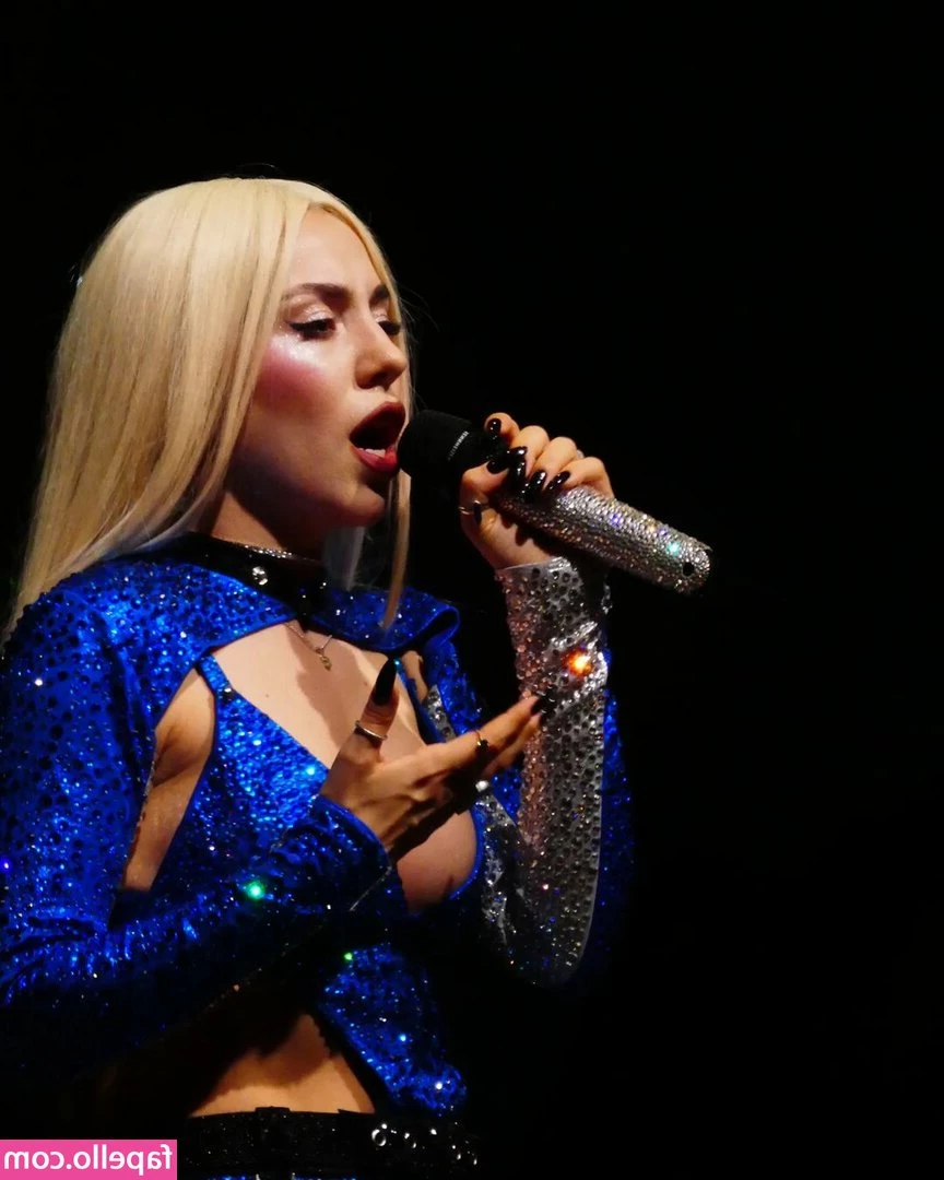Ava Max [ ava-max ] - Get yourself a woman that can knit you beanies and sweaters🥰