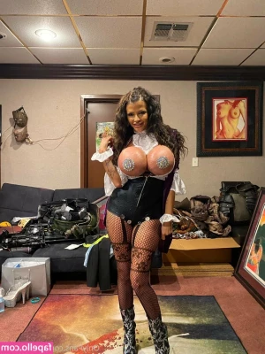 joslynjames - Tell me in the DM the last erotic thought you had.