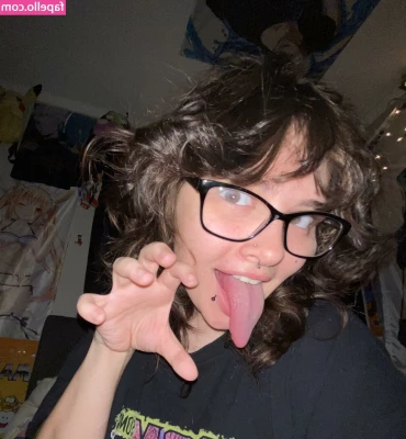 Long Tongue Fetish [ long-tongue-fetish ] - Would you fuck me while I smoke