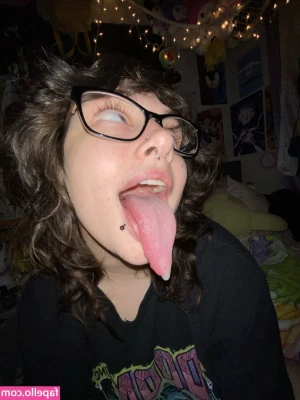 Long Tongue Fetish [ long-tongue-fetish ] - I went out to sunbathe in the field and made content for you  oh how