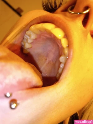 Long Tongue Fetish [ long-tongue-fetish ] - I m not a huge fan of Mondays