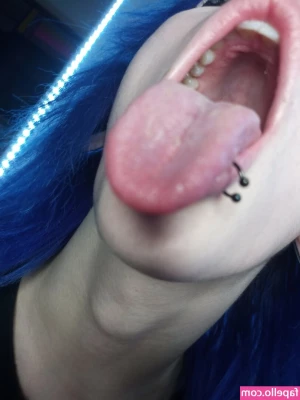 Long Tongue Fetish [ long-tongue-fetish ] - He s peaking through the boxers