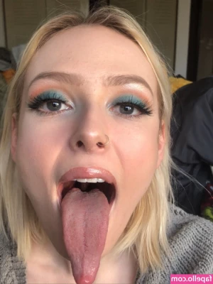 Long Tongue Fetish [ long-tongue-fetish ] - Bend me over on the beach daddy? 🤤 Couple more cause I just