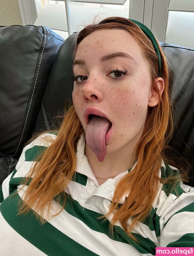 Long Tongue Fetish [ long-tongue-fetish ] - Watch Me Take My Titties Out For You Daddy