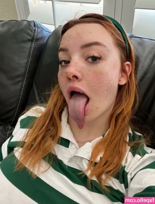 Long Tongue Fetish [ long-tongue-fetish ] - Watch Me Take My Titties Out For You Daddy