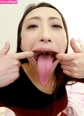 Long Tongue Fetish [ long-tongue-fetish ] - Does anyone know how to take off a bra with one hand? 🧐