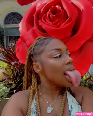 Long Tongue Fetish [ long-tongue-fetish ] - shaking my ass to get your attention daddy 😈😏