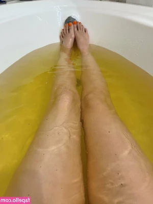 Amelie Dubon [ amelie-dubon ] - Take a look at my big fat ass