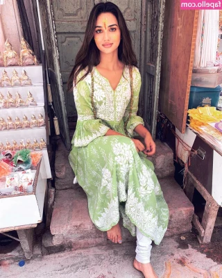 Akanksha Sharma [ akanksha-sharma ] - A little team work post. 50 likes and I’ll drop the full video