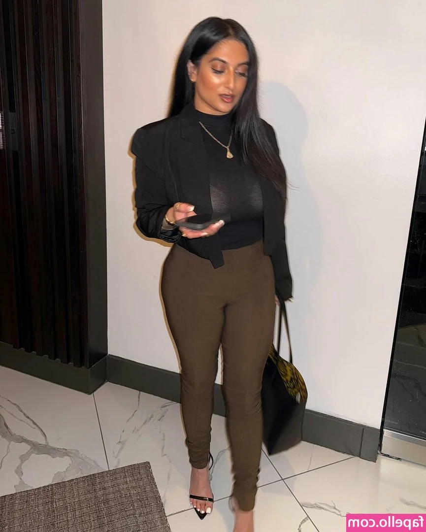 Sej Mehra [ sej-mehra ] - Skirts without panties are always more fun 🤭