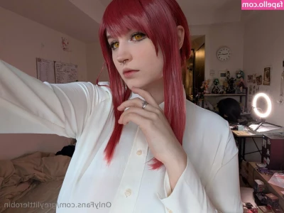 mylittlerobin [ mylittlerobin-1 ] - Thinking about what kinda footplay my followers and visitors may want