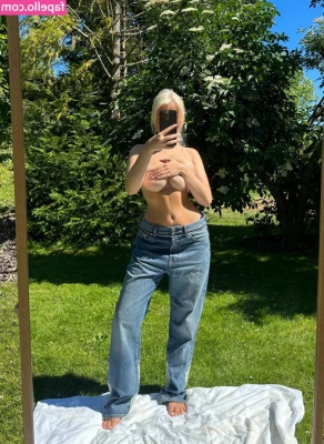 Shinylikeclara [ shinylikeclara-18 ] - Your view while doing sit ups... how many can you do? Sending the