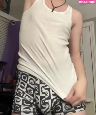 imogen.crosss [ imogen-crosss ] - wanna see me and my sexy best friend @emmillsxx strip?😍