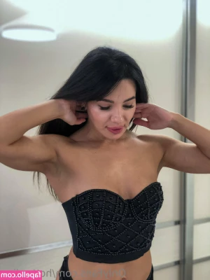 hottpolina - should I do a Q A  Comment down below