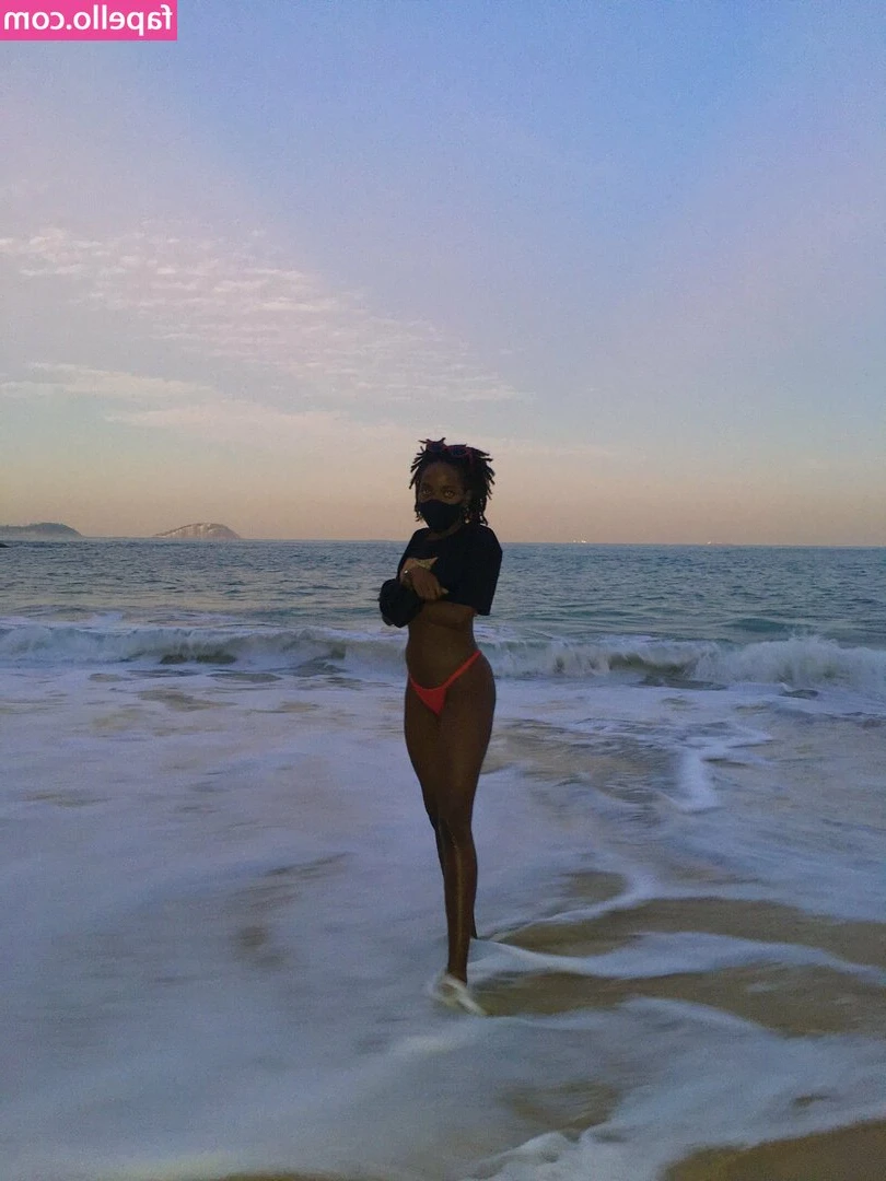 Clara Moneke [ clara-moneke ] - The three of us got up to something sooo dirty we had to take a group