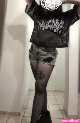 Fuyuderpilz - Who's 👀 rubbing lotion 💦 on me? 😘❤️