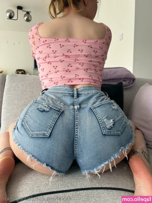 CuteGeekie [ cutegeekie-43 ] - Christmas pants in May. Enjoyed my two days off 💖 will be