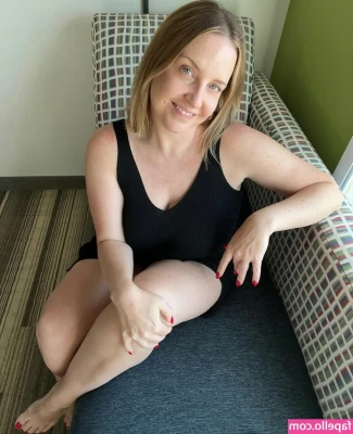 Avril Showers [ avril-showers ] - As a business girl I'm having busy days.. Let me come home and enjoy