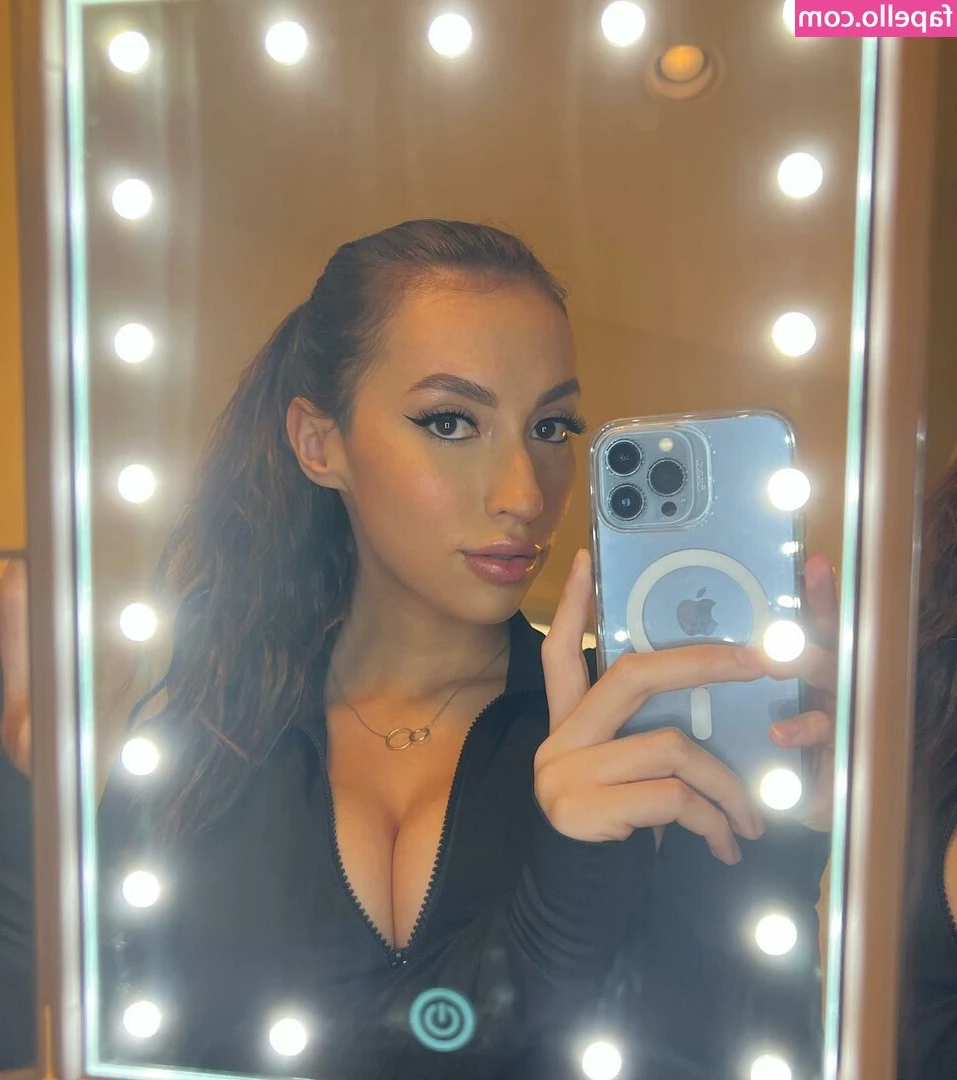 Clara Gomez [ clara-gomez ] - Learn from my mistakes. Don’t do the duck lips thing. 😢