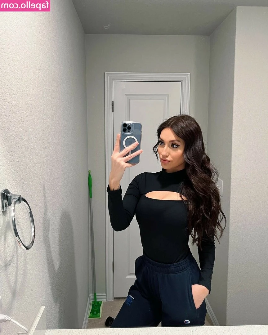 Clara Gomez [ clara-gomez ] - Something wrong with my pants?