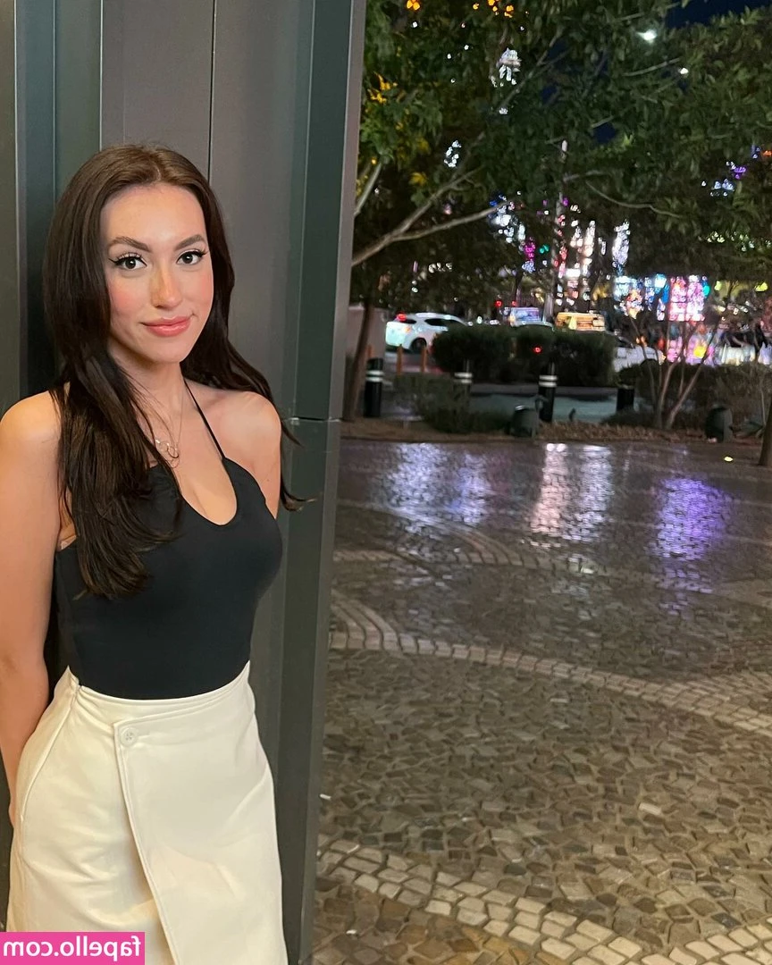 Clara Gomez [ clara-gomez ] - Is everyone ready for Valentines Day?🤪 Everyone best be active as