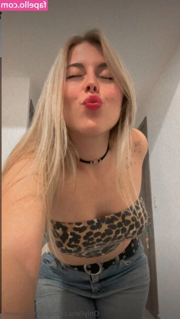 Priiincessweet - DURING  This video was taken the second my hotel room door opened 