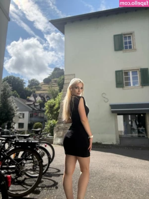 helenakingsoul - Watch me make this pussy squirt in my hooters outfit 😏💦 and