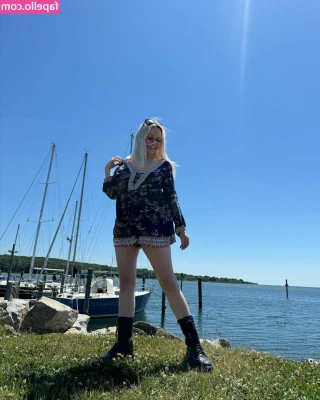 megsnotdead [ megsnotdead-2 ] - Look at this sunburn from writing out the tickets on the dock! Lol