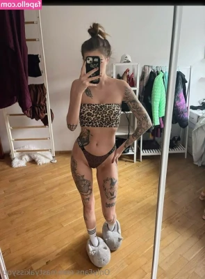 Kisatanya - How do you like my FUCK ME pose?