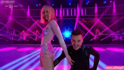 Lina Larissa Strahl [ lina-larissa-strahl ] - Dancing and stripping for you Je danse et je fais un strip pour vous