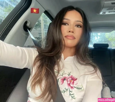 Sophia Hartwell [ sophia-hartwell ] - A pussy peek