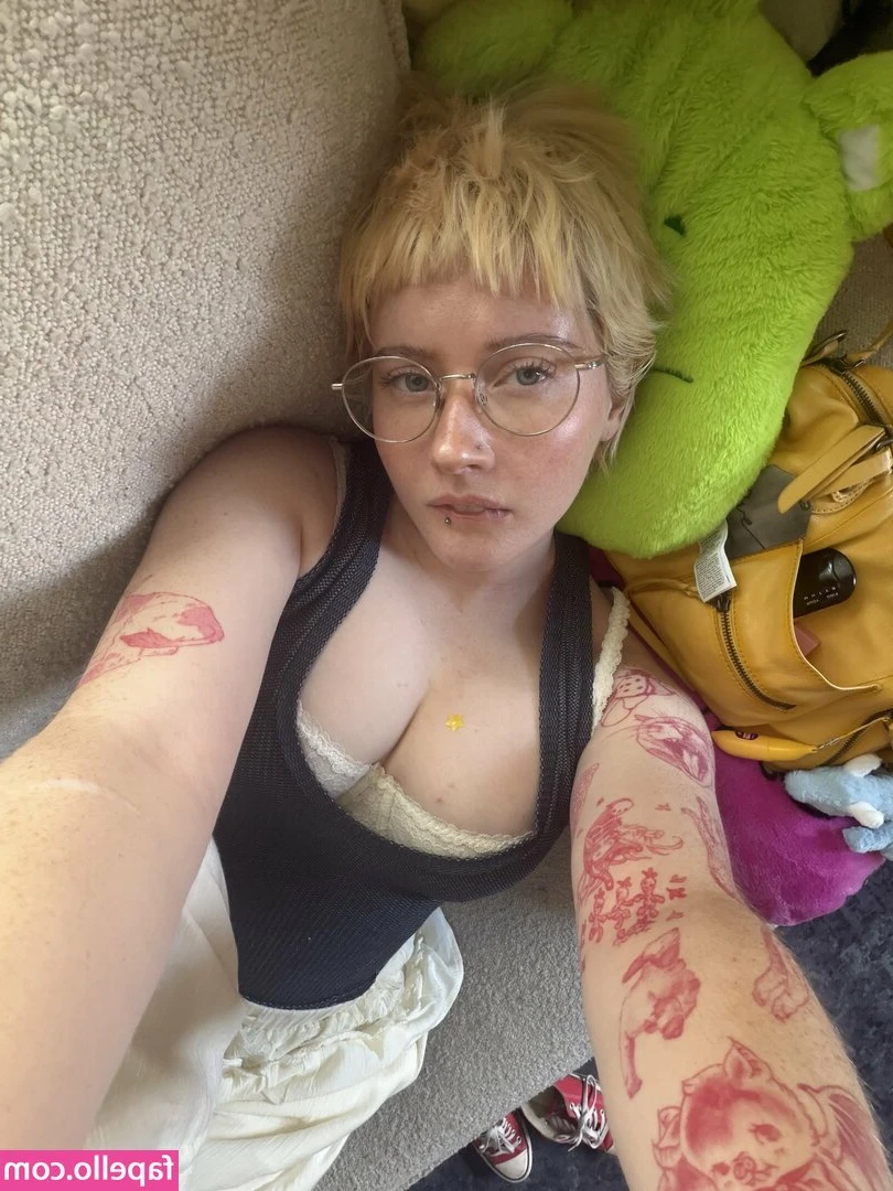 Luvliii - In these photos💓💗 I have spread legs, 🔥BARE BREASTS🔥 and