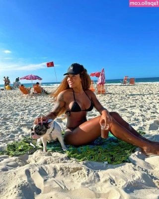 Patrícia Ramos [ patricia-ramos ] - it’s a zero clothes, lots of movies kind of day 💛