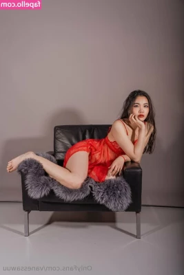vanessawuu - How does my Ass look in the mirror   I wonder what your doing right