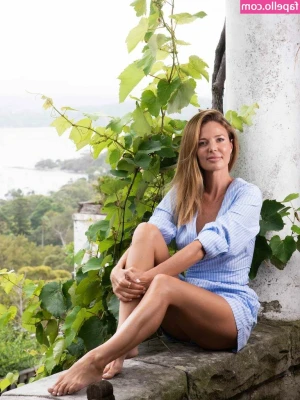 Dina Broadhurst [ dina-broadhurst ] - I propose a trade: you eat me out while I play with your hair