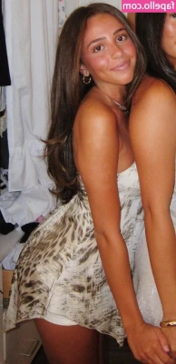 Sophia Caroli [ sophia-caroli ] - I can't feel my legs when I'm with you, But I love it, but I love it,