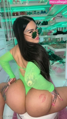 karmenkarma [ karmenkarma-5 ] - It's so fun playing with girls too when we share bbcs. All that sexy