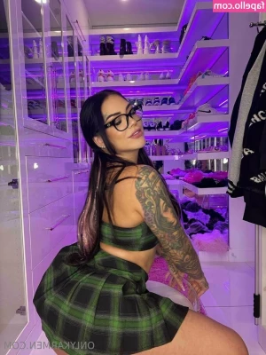 karmenkarma [ karmenkarma-5 ] - Should I head to the gym like this